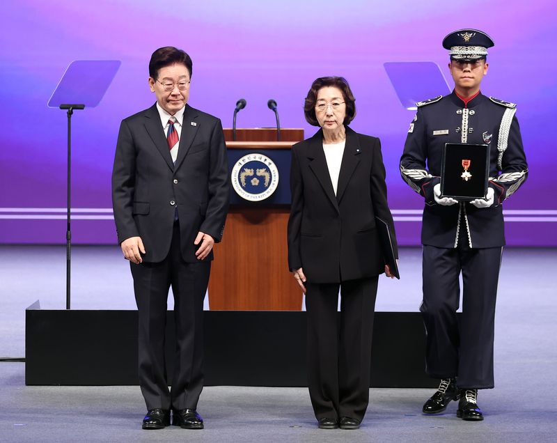 이재명 대통령이 15일 서울 종로구 세종문화회관에서 열린 제81주년 광복절 경축식에서 백범 김구 선생의 부인인 고 최준례 여사의 유족 손녀 김미 씨에게 건국훈장 애족장을 수여한 후 기념촬영을 하고 있다. 연합뉴스