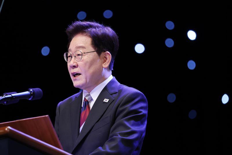 이재명 대통령이 15일 서울 종로구 세종문화회관에서 열린 제81주년 광복절 경축식에서 경축사를 하고 있다. 뉴시스