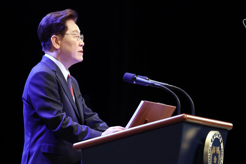 이재명 대통령이 15일 서울 종로구 세종문화회관에서 열린 제81주년 광복절 경축식에서 경축사를 하고 있다. 뉴시스