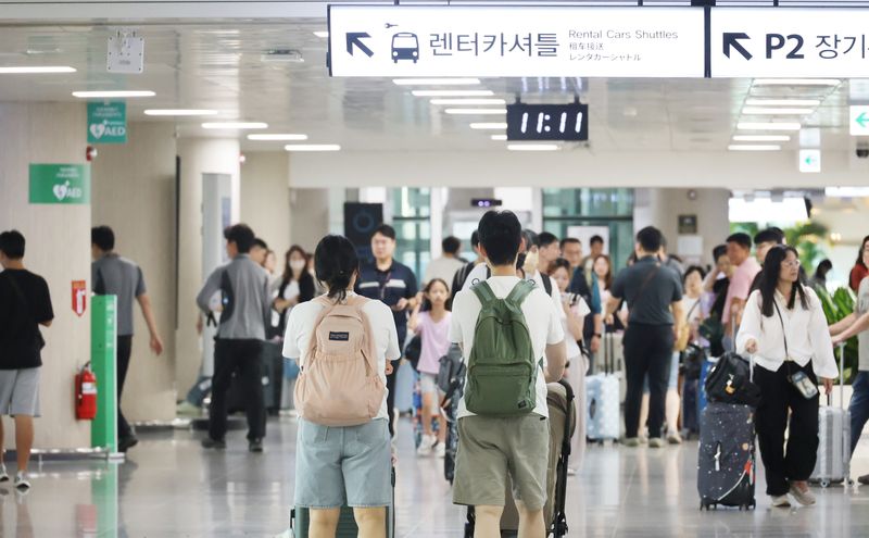광복절 연휴 제주국제공항 도착장. 지난 13~17일 제주를 찾은 관광객은 23만2096명으로 사전 예상 23만2000명과 96명 차이에 그쳤다. 내국인은 전년 같은 기간보다 1.0% 감소한 반면 외국인은 27.5% 증가했다. /사진=연합뉴스
