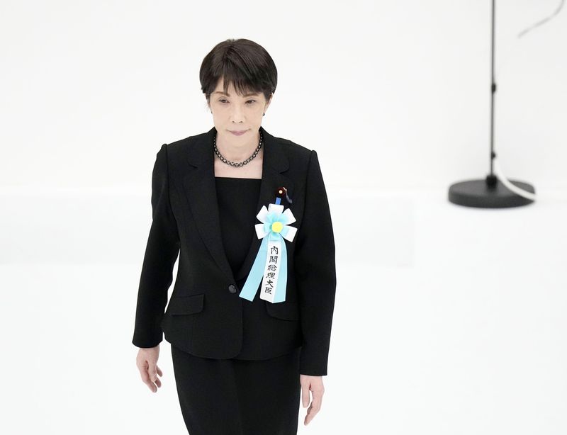 다카이치 사나에 일본 총리가 한국 광복절이자 일본 패전일에 열린 전몰자추도식에 참석했다. 그는 야스쿠니 신사를 직접 참배하진 않았지만, 추도사에서 과거 일제 피해에 대한 반성을 언급하지 않으며 다소 우경화된 행보를 보였다.교도통신연합뉴스
