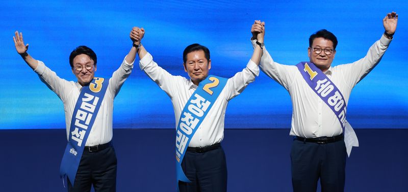 더불어민주당 당대표 선거에 출마한 송영길 후보(오른쪽), 정청래 후보(가운데), 김민석 후보(왼쪽)가 15일 전남광주통합특별시 나주시 종합스포츠파크 다목적체육관에서 열린 합동 연설회에서 정견 발표에 앞서 기념촬영을 하고 있다. 연합뉴스 제공