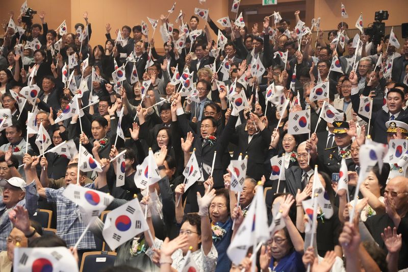 15일 제주아트센터에서 열린 제81주년 광복절 경축식에서 참석자들이 태극기를 흔들며 광복절 노래를 부르고 있다. 이날 광복회원과 유족, 도민 등 600여명이 참석했다. /사진=제주특별자치도 제공