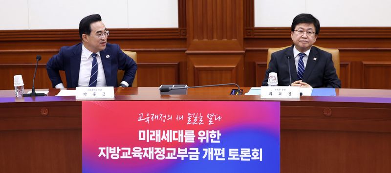 박홍근 기획예산처 장관(왼쪽)과 최교진 교육부 장관이 지난 8일 서울 종로구 정부서울청사에서 열린 지방교육재정교부금 개편 공개토론회에서 이야기를 나누고 있다. 뉴시스