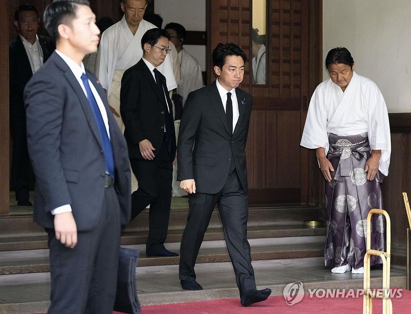 15일 야스쿠니 신사 참배하는 고이즈미 신지로 일본 방위상. 출처=연합뉴스