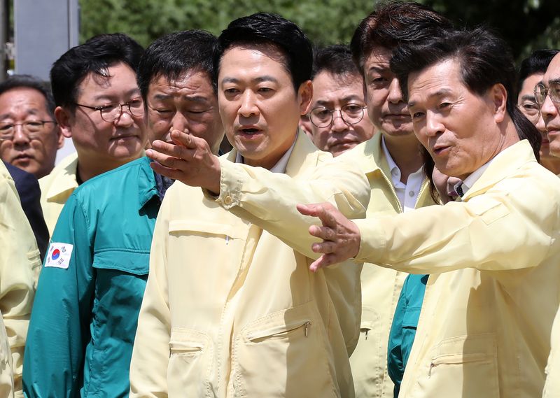 장동혁 국민의힘 대표가 14일 경남 밀양시 무안면 웅동리 웅동저수지를 찾아 가뭄 현장을 점검하고 있다. 2026.8.14 ⓒ 뉴스1 윤일지 기자