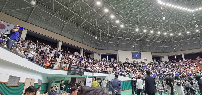 15일 더불어민주당 전북특별자치도당 정기당원대회 및 당대표·최고위원 후보자 합동연설회가 열린 전북 익산 원광대 문화체육관이 당원들의 뜨거운 열기로 가득 찼다. /사진=강인 기자