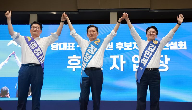더불어민주당 송영길·정청래·김민석 당대표 후보가 15일 전북 익산시 원광대 문화체육관에서 열린 전북 합동연설회에 참석해 기념 촬영하고 있다. 연합뉴스