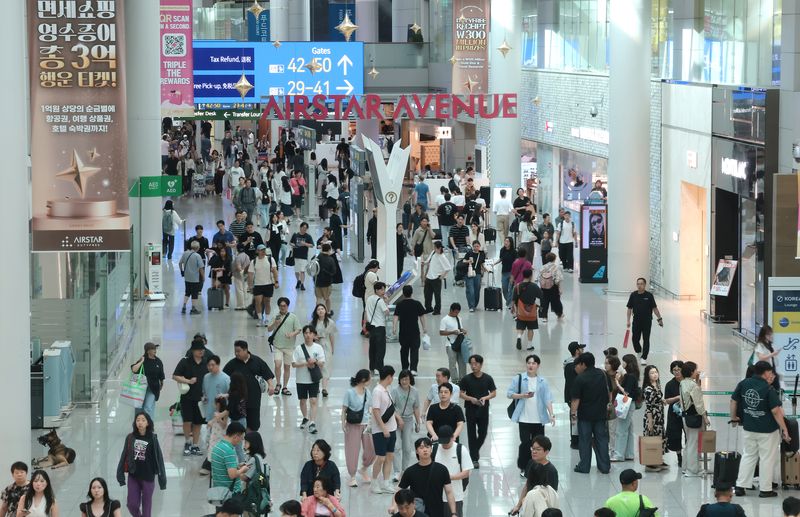 14일 인천국제공항 출국장 면세점 모습. 뉴스1