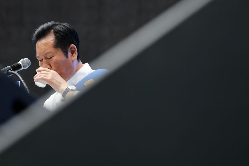 정청래 더불어민주당 대표 후보가 15일 전북 익산시 원광대학교 문화체육관에서 열린 민주당 대표·최고위원 후보자 전북 합동연설회에 참석해 정견 발표를 하며 목을 축이고 있다. 연합뉴스