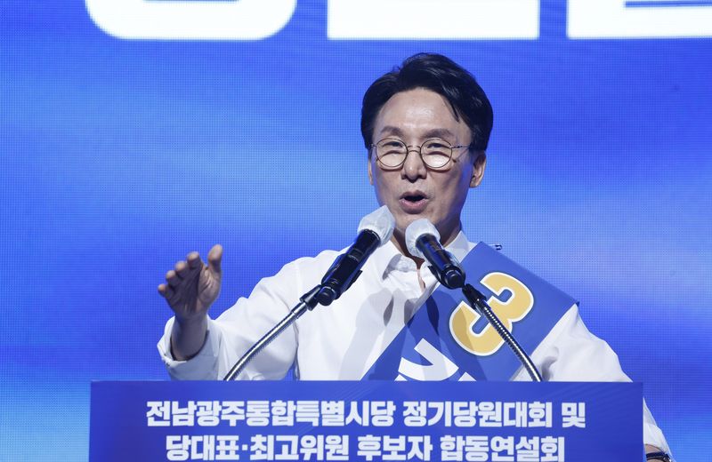 김민석 더불어민주당 대표 후보가 15일 전남광주통합특별시 나주종합스포츠파크 다목적체육관에서 열린 민주당 당대표·최고위원 선출을 위한 전남광주 순회경선 합동연설회에서 정견발표를 하고 있다. 뉴스1