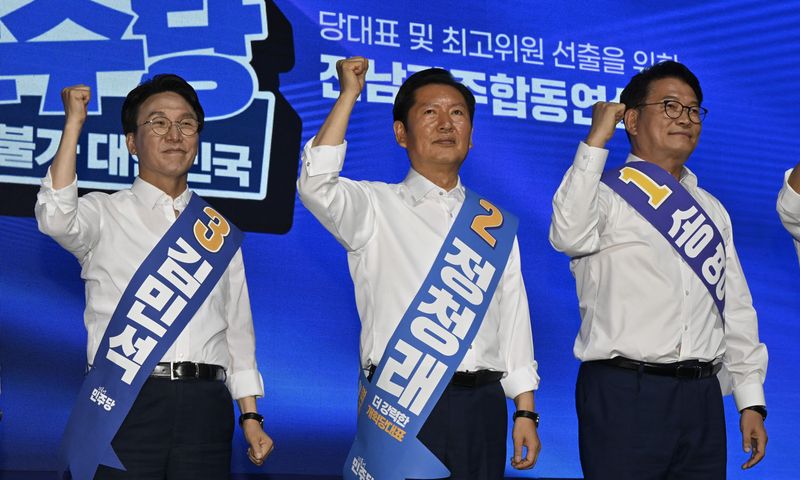 [나주=뉴시스] 양시원 기자 = 김민석(왼쪽부터), 정청래, 송영길 더불어민주당 당대표 후보가 15일 전남광주 나주시 종합스포츠파크 다목적체육관에서 열린 민주당 당대표 및 최고위원 후보자 선출을 위한 전남광주 합동연설회에서 기념촬영을 하고 있다. 2026.08.15. goodwrite97@newsis.com