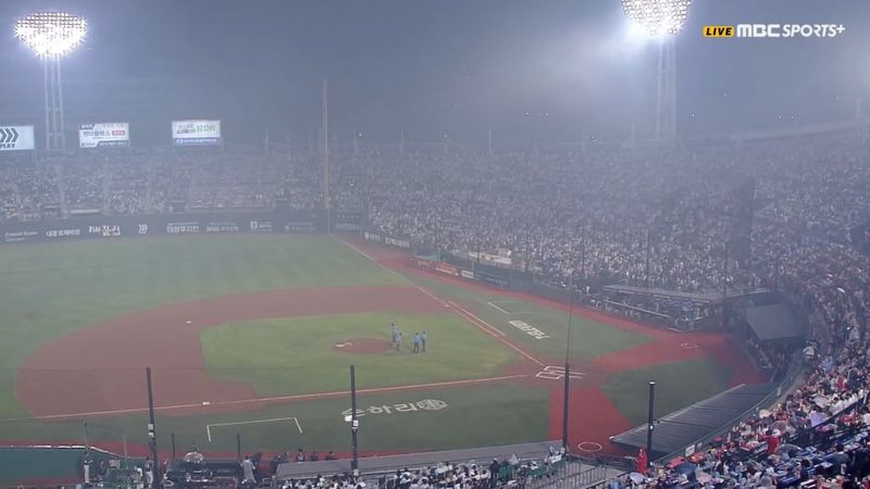 사직구장 덮친 싸이 콘서트 불꽃 연기…NC-롯데전 19분간 중단 - 파이낸셜뉴스