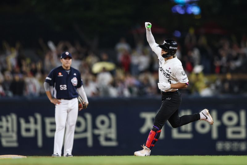 KIA 타이거즈 김도영이 15일 열린 KBO리그 광주 두산 베어스전에서 4회말 시즌 35호 1점 홈런을 터뜨렸다. (KIA 타이거즈 제공)