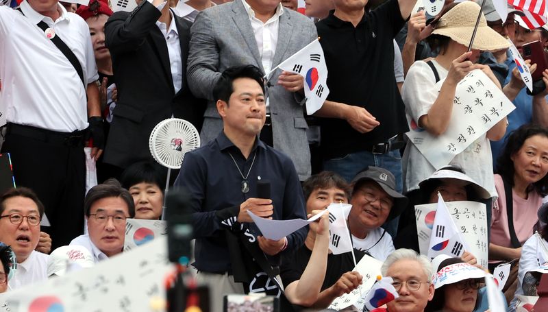 장동혁 국민의힘 대표가 광복절인 15일 서울 송파구 올림픽공원 핸드볼경기장에서 열린 투표 용지 부족 사태 관련 참정권 수호 집회에 참석하고 있다. 뉴시스