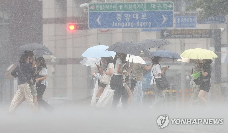 남부 호우특보 확대…정부, 위기경보 '주의' 상향