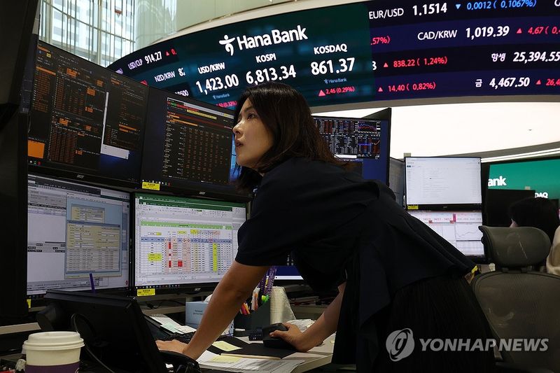 서울 하나은행 본점 딜링룸의 딜러들 (출처=연합뉴스)