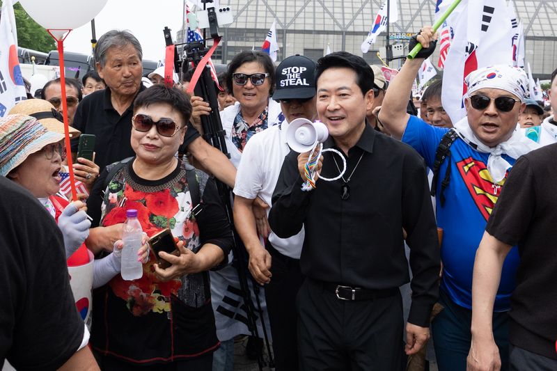 장동혁 국민의힘 대표가 지난 7월 17일 오후 서울 송파구 올림픽공원 핸드볼경기장 앞에서 열린 6·3 지방선거 투표용지 부족 사태에 대한 시위 현장을 찾아 확성기로 구호를 외치고 있다. 2026.7.17 ⓒ 뉴스1 안은나 기자