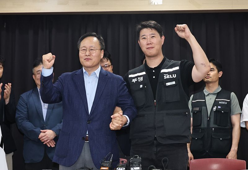 20일 경기 수원시 장안구 경기고용노동청에서 열린 삼성전자 임금협상을 마친 후 여명구 삼성전자 DS(디바이스솔루션·반도체 사업 담당) 피플팀장과 최승호 삼성그룹 초기업노동조합 삼성전자지부 위원장이 잠정 합의안에 서명한 후 파이팅을 외치고 있다. (공동취재) 2026.5.20 ⓒ 뉴스1 김영운 기자