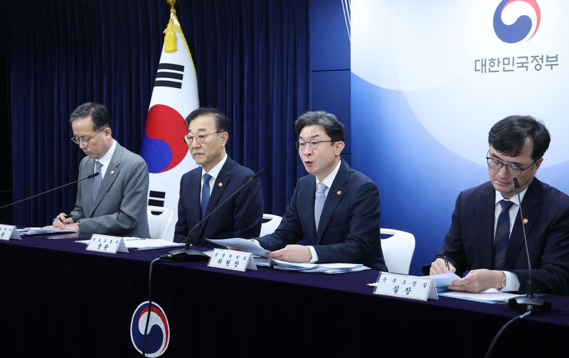 [서울=뉴시스] 조수정 기자 = 이억원 금융위원장이 13일 오전 서울 종로구 정부서울청사에서 '전월세 및 매매시장 안정을 위한 주택 신속공급 방안 및 부동산 시장 안정을 위한 금융 종합대책'을 발표하고 있다. 왼쪽부터 이형일 재정경제부 1차관, 김윤덕 국토교통부 장관, 이억원 금융위원장, 임기근 국무조정실장. 2026.08.13. chocrystal@newsis.com