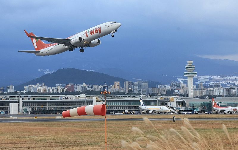 제주국제공항에서 국내선 항공기가 이륙하고 있다. 지난 7월 제주공항 국내선 공급좌석은 241만9308석으로 지난해 같은 달보다 4.5% 감소하며 4개월 연속 감소세를 이어갔다. 제주도는 항공좌석 공급 안정화를 위해 항공사와 공항·관광업계, 전문가가 참여하는 전담팀을 가동했다. /사진=연합뉴스