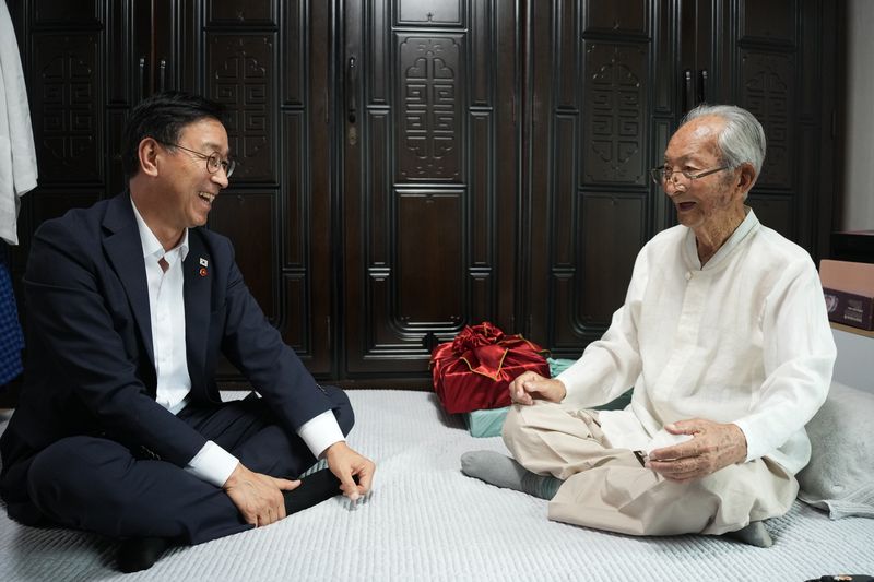 위성곤 제주특별자치도지사가 제81주년 광복절인 15일 서귀포시 성산읍 자택을 찾아 강태선 애국지사와 이야기를 나누고 있다. 강 지사는 제주에서 유일하게 생존한 독립유공자다. /사진=제주특별자치도 제공