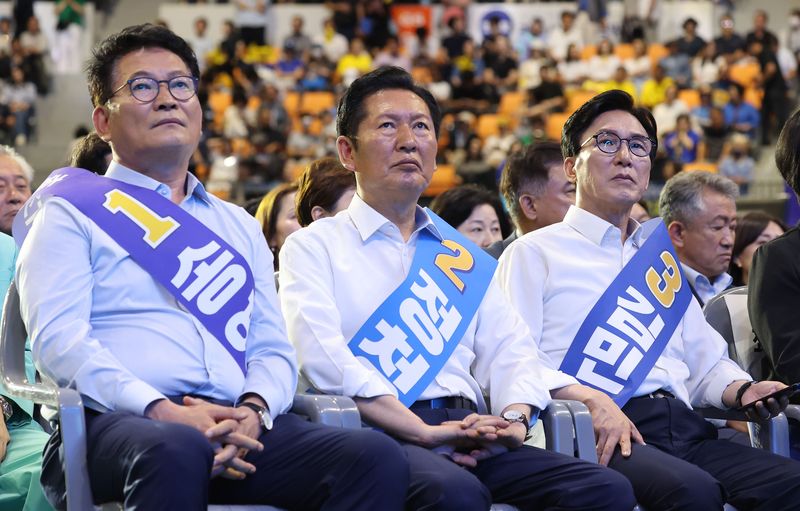 더불어민주당 김민석(오른쪽부터)·정청래·송영길 당 대표 후보가 16일 경기 수원시 수원종합운동장 실내체육관에서 열린 민주당 대표·최고위원 경기 합동연설회에 참석해 연설 차례를 기다리고 있다. 연합뉴스