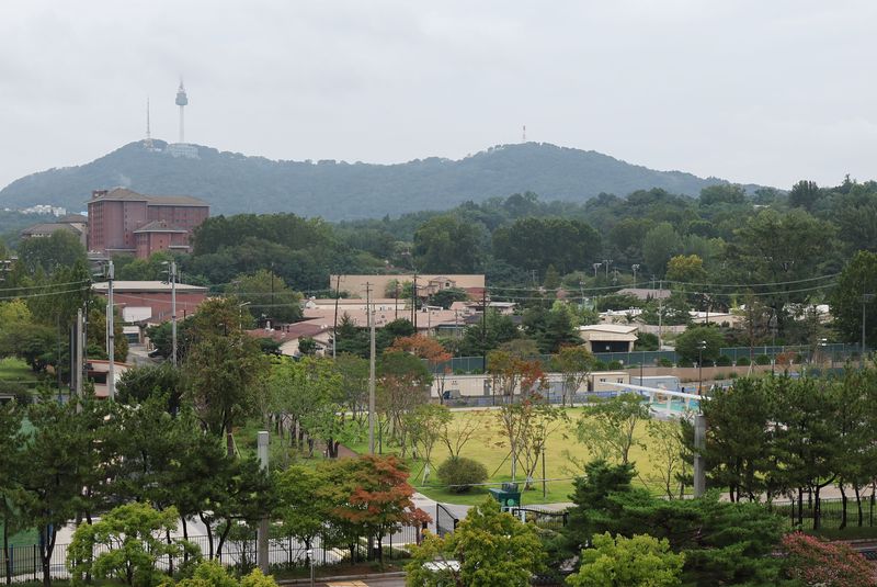 정부가 지난 14일 용산공원을 주택 공급 후보지로 검토하기로 하면서 서울시와 용산구가 잇따라 반대 입장을 내놨다. 16일 서울 용산구 용산공원 일대 모습. 뉴스1