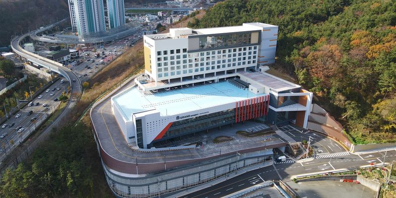 '2026 KCIA 한국소비자산업평가'에서 숙박업 부문 '2회 우수'로 평가받은 부산 남구 대연동 그랜드모먼트 유스호스텔 전경. 그랜드모먼트 유스호스텔 제공