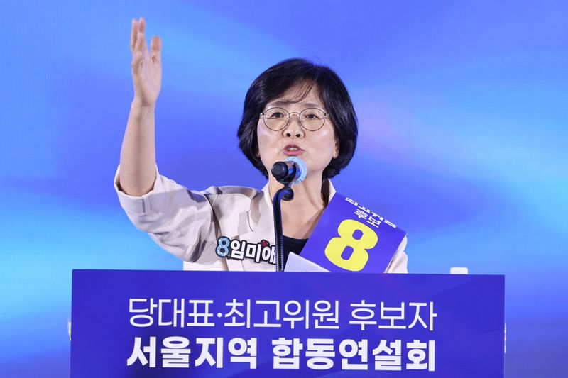 임미애 더불어민주당 최고위원 후보가 16일 경기 고양시 킨텍스에서 열린 더불어민주당 당대표·최고위원 선출을 위한 서울 지역 순회경선 합동연설회에서 정견 발표를 하고 있다. 뉴스1