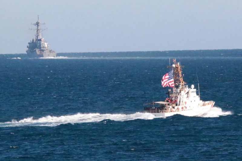 지난 2021년 1월 11일, 호르무즈 해협을 통과하며 편대 항해 중인 미 해안경비대 순찰함 USCGC 에이댁(오른쪽)과 미 해군 유도미사일 구축함 존 폴 존스함. 두 함선은 글로벌 해상 물류의 핵심 요충지인 중부 지역의 해상 안보와 안정을 보장하기 위해 미 제5함대 작전 구역에 배치되어 임무를 수행 중이다. 미 국방영상정보배포서비스(DVIDS) 제공