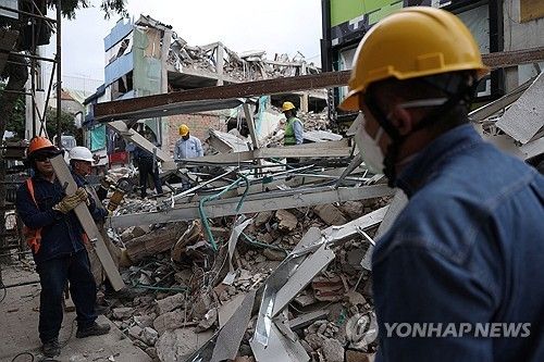 구조작업 중인 대원들 (출처=연합뉴스)