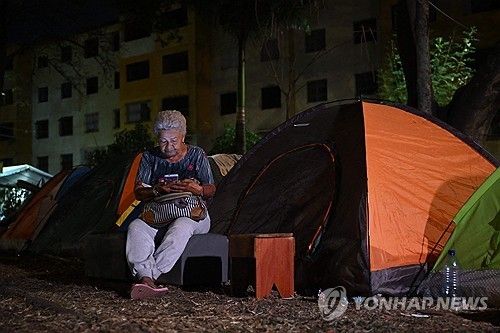노숙 중인 한 할머니 (출처=연합뉴스)