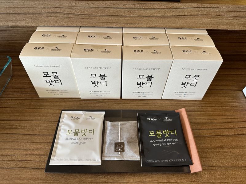 제주산 메밀을 활용해 개발한 ‘모물밧디’ 메밀커피 제품. 전국 메밀 재배면적의 87%를 차지하는 제주가 원곡과 가루 중심의 소비 구조를 밀키트와 레토르트 식품 등 가공상품으로 넓히기 위한 제품화에 나선다. /사진=제주특별자치도 농업기술원 제공