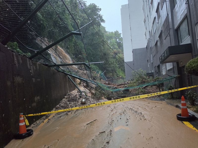 17일 오전 경남 거제시 한 주택가에서 산사태가 발생해 토사와 나무 등이 흘러내리고 안전펜스가 무너져 있다. 2026.8.17 경남소방본부 제공.