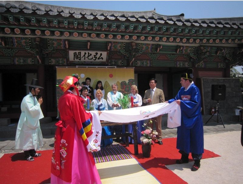 제주목 관아 전통혼례에서 신랑과 신부가 전통 예복을 갖춰 입고 혼례 절차를 진행하고 있다. 제주도는 국가유산 공간에 제주 고유의 민속문화를 접목해 도민과 관광객이 전통문화를 경험할 기회를 넓힐 계획이다. /사진=제주특별자치도 세계유산본부 제공