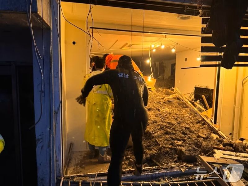 17일 오전 경남 거제시 옥포동의 한 아파트 인근에서 산사태가 발생해 소방대원이 구조작업을 하고 있다. 현장에 출동한 소방 당국은 매몰된 1층에서 주민 2명을 구조하고 심정지 상태 주민 1명을 추가로 구조해 병원으로 이송했다. 경남소방서 제공