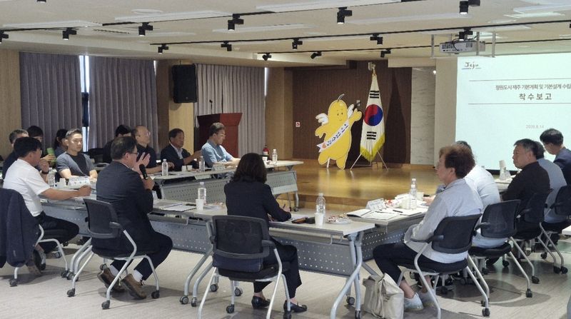 제주특별자치도가 14일 복지이음마루 대강당에서 ‘정원도시 제주 기본계획 및 기본설계 수립용역’ 착수보고회를 열고 사업 추진 방향을 논의하고 있다. 제주도는 1억7100만원을 투입해 정원 조성 대상지 12곳과 국가·지방정원, 특화거점정원 등을 아우르는 실행계획을 2027년 2월까지 마련한다. /사진=제주특별자치도 제공