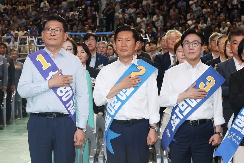 송영길(왼쪽부터), 정청래, 김민석 더불어민주당 당대표 후보가 16일 경기 수원시 장안구 수원종합운동장에서 열린 더불어민주당 당대표·최고위원 선출을 위한 경기 지역 순회경선 합동연설회에서 국기에 대한 경례를 하고 있다. 2026.8.16 ⓒ 뉴스1 김영운 기자 /사진=뉴스1