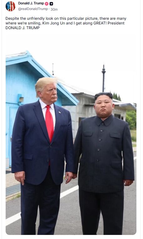 트럼프 대통령은 소셜미디어 트루스소셜에 김정은 북한 국무위원장과 함께 찍은 사진을 공유했다. 사진=뉴시스