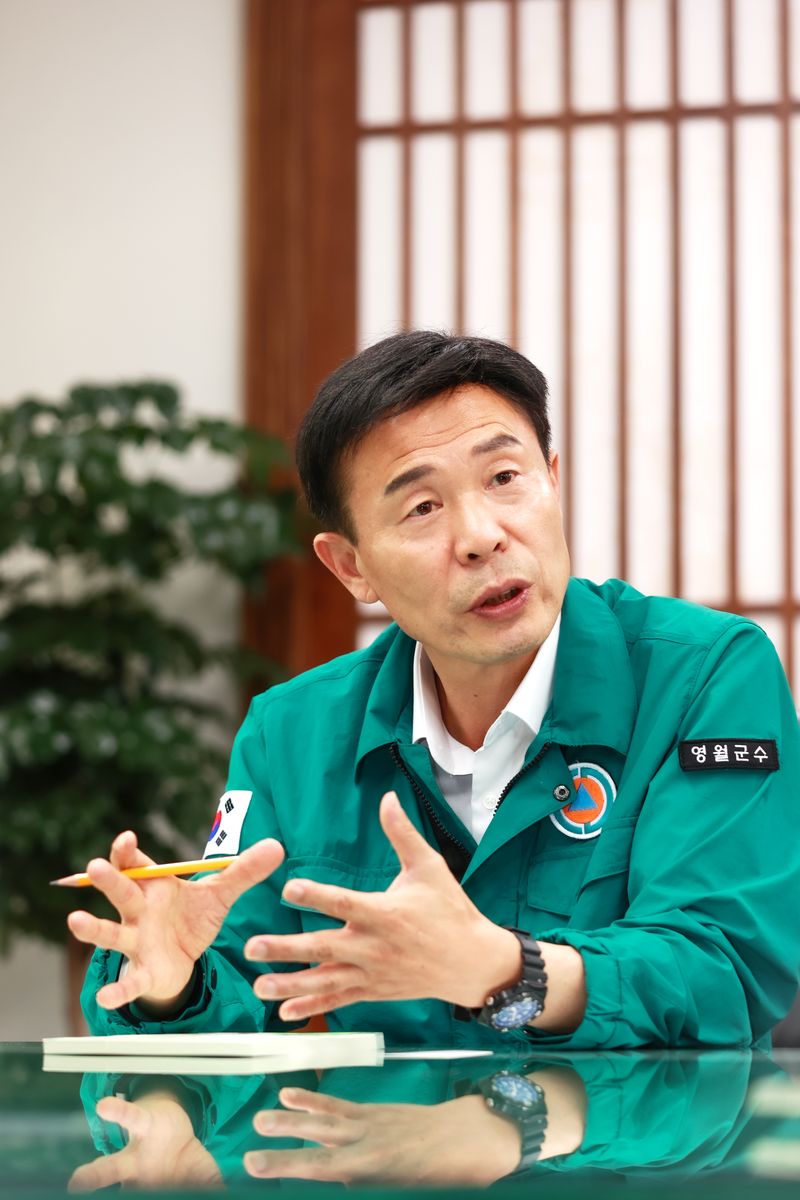 김길수 영월군수가 지난 6일 군청 집무실에서 파이낸셜뉴스와 만나 상동 텅스텐 광산 재가동과 산업단지 구상을 설명하고 있다. 영월군 제공