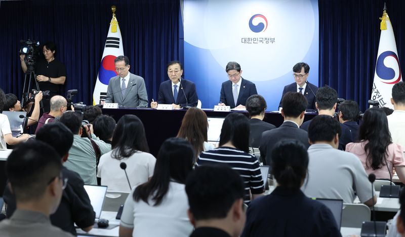 [서울=뉴시스] 조수정 기자 = 김윤덕 국토교통부 장관이 13일 오전 서울 종로구 정부서울청사에서 '전월세 및 매매시장 안정을 위한 주택 신속공급 방안 및 부동산 시장 안정을 위한 금융 종합대책'을 발표하고 있다. 왼쪽부터 이형일 재정경제부 1차관, 김윤덕 국토교통부 장관, 이억원 금융위원장, 임기근 국무조정실장. 2026.08.13. chocrystal@newsis.com