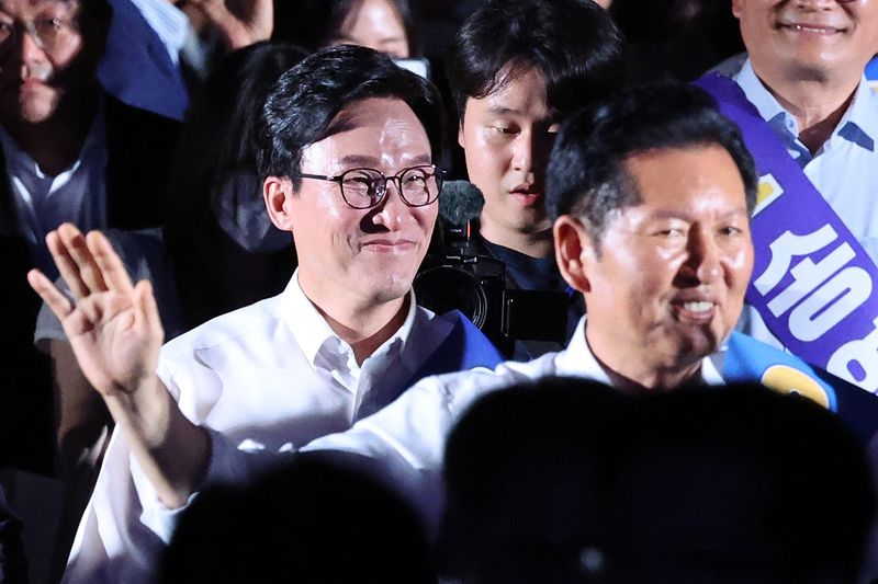 김민석(왼쪽), 정청래 더불어민주당 당대표 후보가 16일 경기 고양시 킨텍스에서 열린 더불어민주당 당대표·최고위원 선출을 위한 서울 지역 순회경선 합동연설회에 입장하고 있다. 뉴스1
