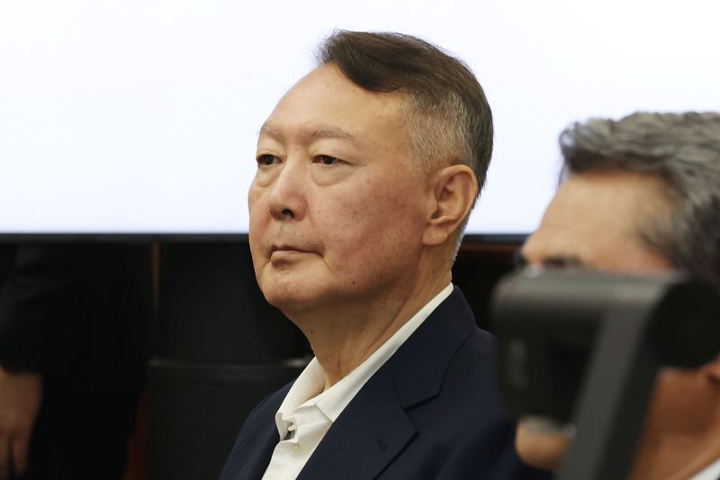 [서울=뉴시스] 사진공동취재단 = 이른바 '명태균 게이트'와 관련해 징역 1년을 선고받은 윤석열 전 대통령과 벌금 1000만원을 선고받은 오세훈 전 서울시장의 2심이 이번주 시작된다. 사진은 윤 전 대통령이 지난해 9월 26일 서울 서초구 서울중앙지법에서 열린 특수공무집행방해, 직권남용 권리행사방해 등 혐의 사건 첫 공판에 출석한 모습. 2026.08.16. photo@newsis.com