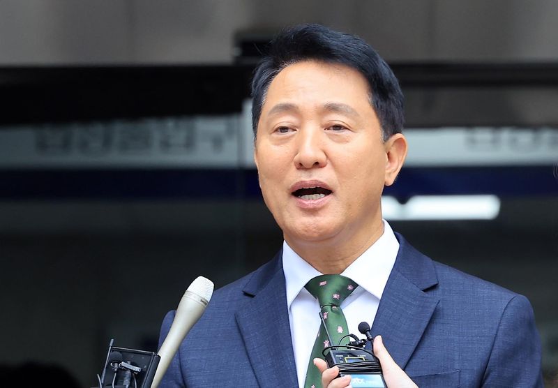 [서울=뉴시스] 김금보 기자 = 오세훈 서울시장이 지난달 22일 서울 서초구 서울중앙지방법원에서 열린 정치자금법위반 혐의 1심 선고를 마치고 취재진의 질문에 답하고 있다.(공동취재) 2026.08.16. photo@newsis.com