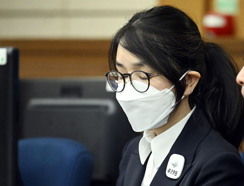 [서울=뉴시스] 사진공동취재단 = 도이치모터스 주가조작, 통일교 청탁·뇌물 수수 의혹 혐의 등으로 구속기소 된 김건희 여사가 지난해 9월 24일 오후 서울 서초구 서울중앙지방법원에서 열린 첫 재판에 출석해 있다. 2026.08.16. photo@newsis.com