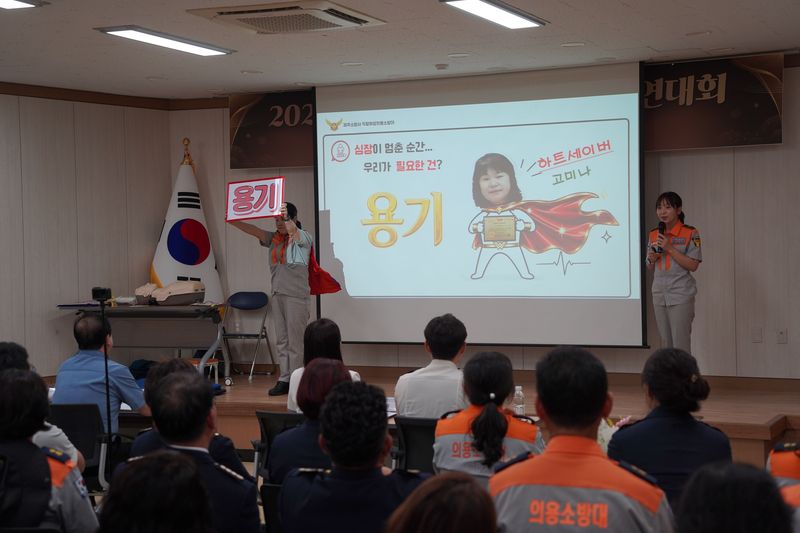 14일 제주소방교육대에서 열린 ‘2026년 전도 의용소방대 강의경연대회’ 심폐소생술 분야 참가자들이 심정지 상황에서 필요한 대응을 주제로 강의를 선보이고 있다. 제주지역 의용소방대는 심폐소생술과 응급처치, 생활안전교육을 통해 주민의 초기 대응 역량을 높이는 활동을 벌이고 있다. /사진=제주특별자치도 소방안전본부 제공