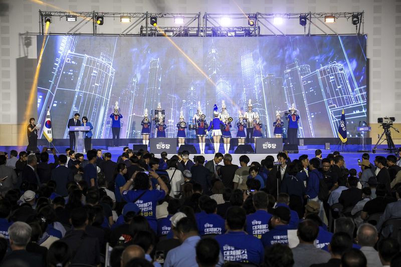 [대전=뉴시스] 정병혁 기자 = 17일 대전 유성구 대전컨벤션센터 제2전시장에서 열린 더불어민주당 제3차 정기전국당원대회에서 식전공연이 열리고 있다. 뉴시스