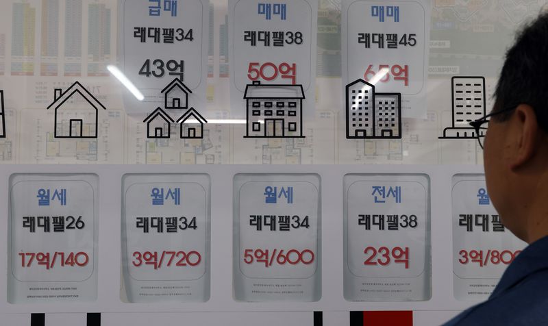"월급 받아 집주인 먹여 살릴 판" 한숨...아파트 월세 160만원 넘었다