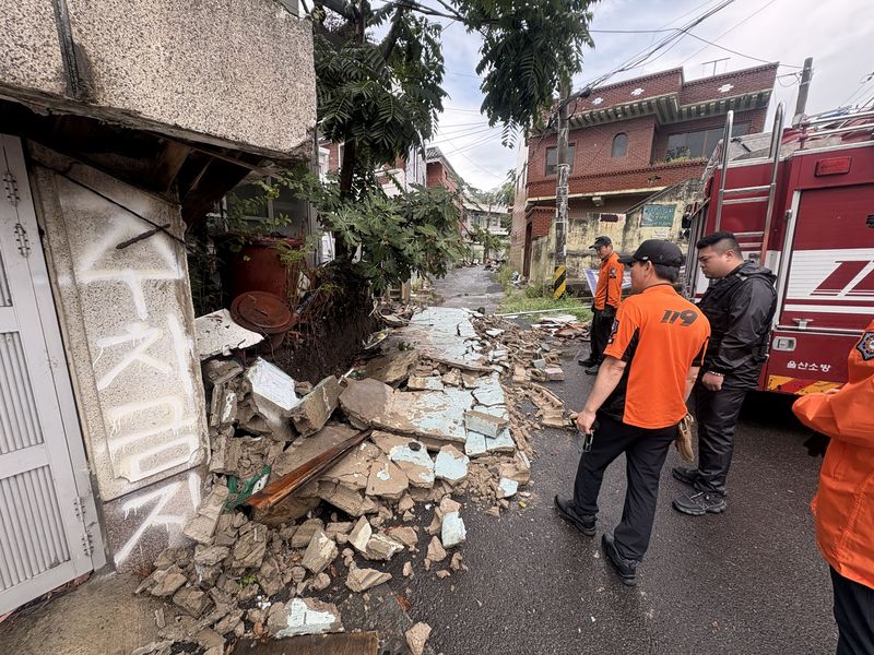 17일 오전 11시 25분께 울산 중구 교동에서 한 철거 대상 주택의 담이 많은 비에 붕괴돼 출동한 소방대가 안전점검을 벌이고 있다. 울산소방본부 제공